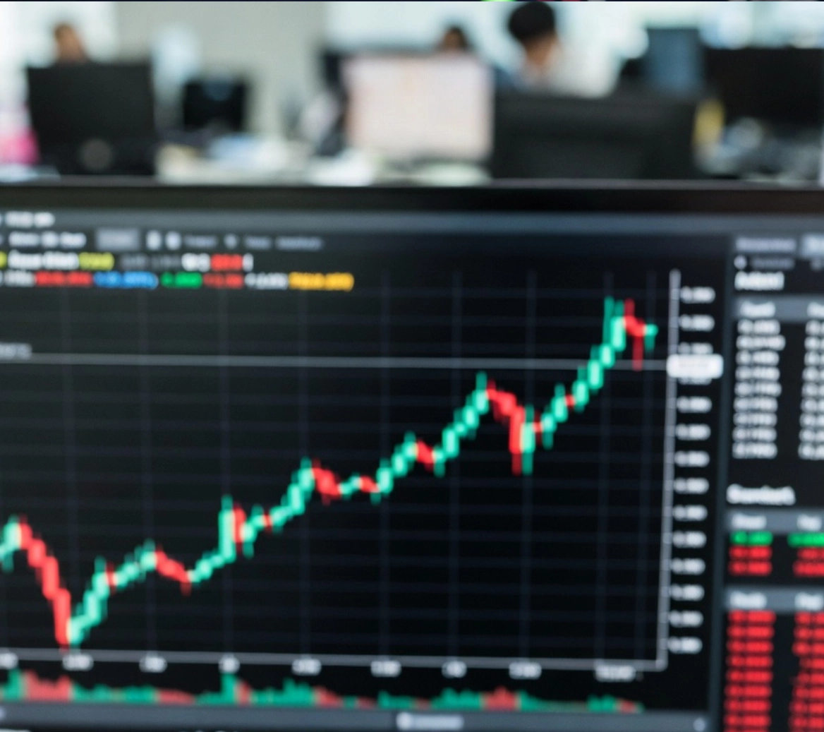 주식 차트 상승 그래프와 금융 데이터 분석 화면