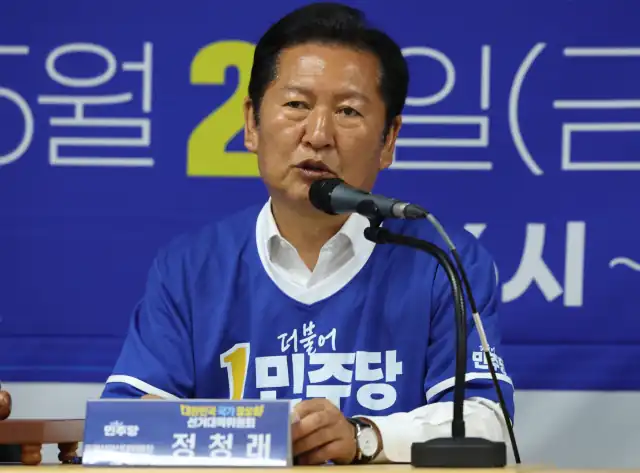 더불어민주당 정치인이 선거를 앞두고 발언하고 있는 모습